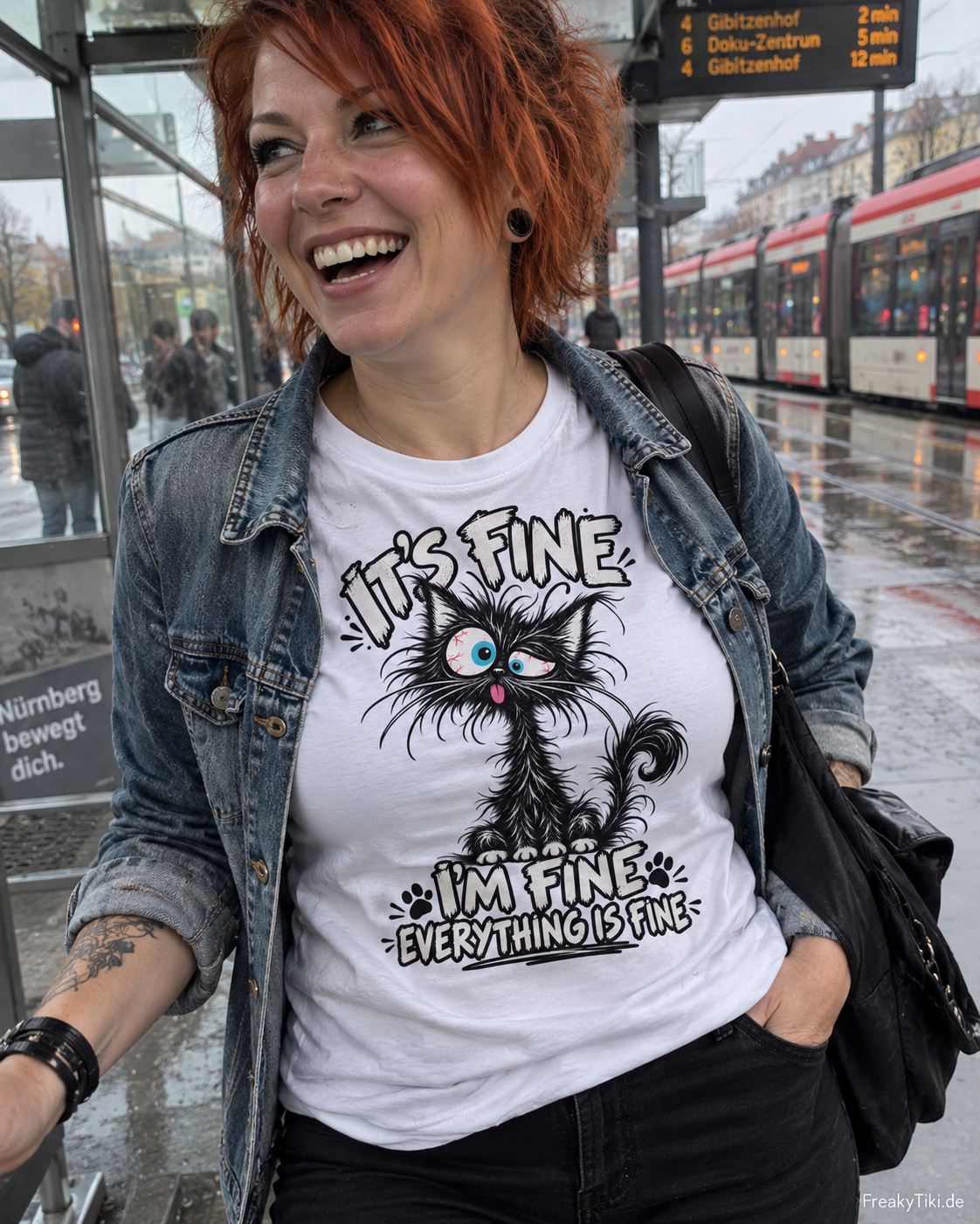 It’s Fine, I’m Fine, Everything Is Fine – Crazy Cat T-Shirt weiß Lifestyle Bild 2