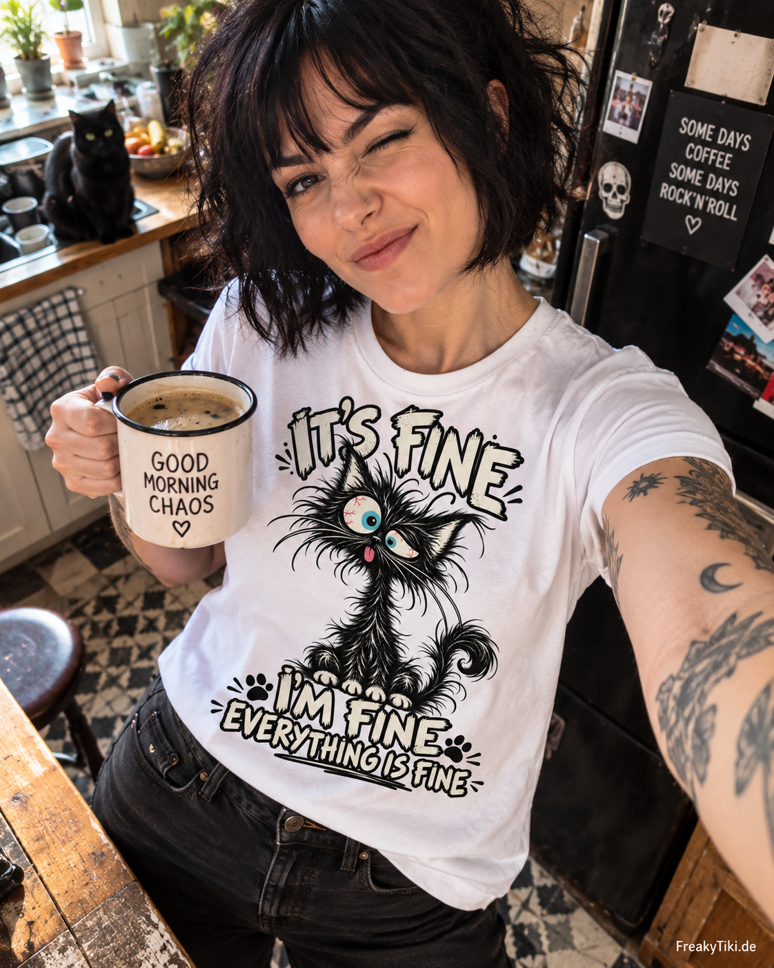 It’s Fine, I’m Fine, Everything Is Fine – Crazy Cat T-Shirt weiß Lifestyle Bild 4
