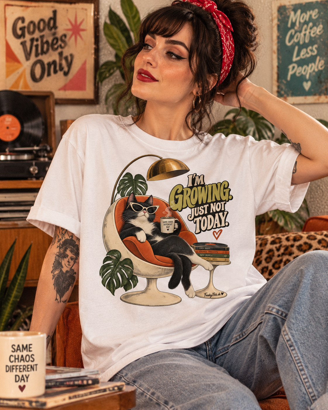 I’m Growing – Just Not Today, Retro Cat T-Shirt weiß Lifestyle Bild 2