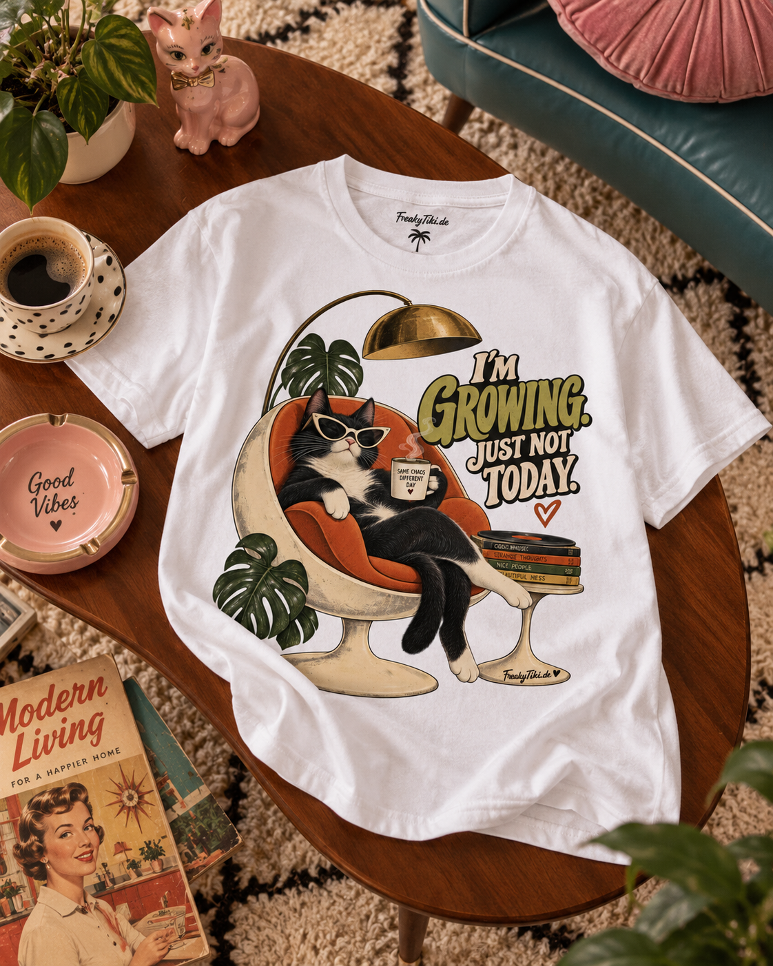 I’m Growing – Just Not Today, Retro Cat T-Shirt weiß Lifestyle Bild 1