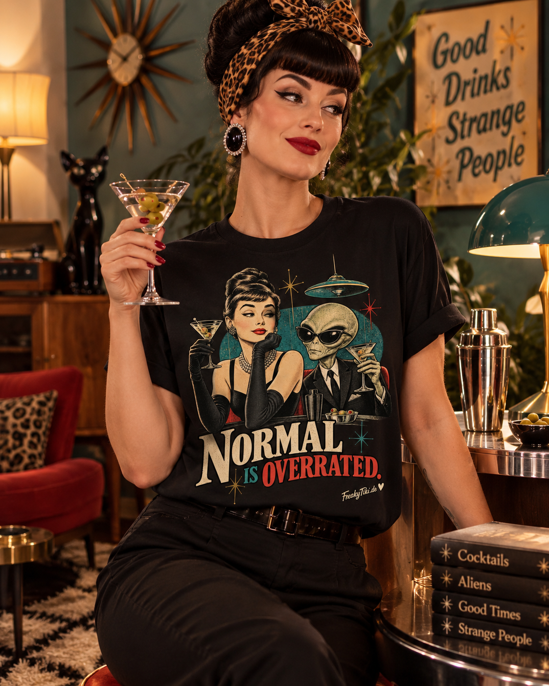 Normal Is Overrated – Retro Alien T-Shirt schwarz Lifestyle