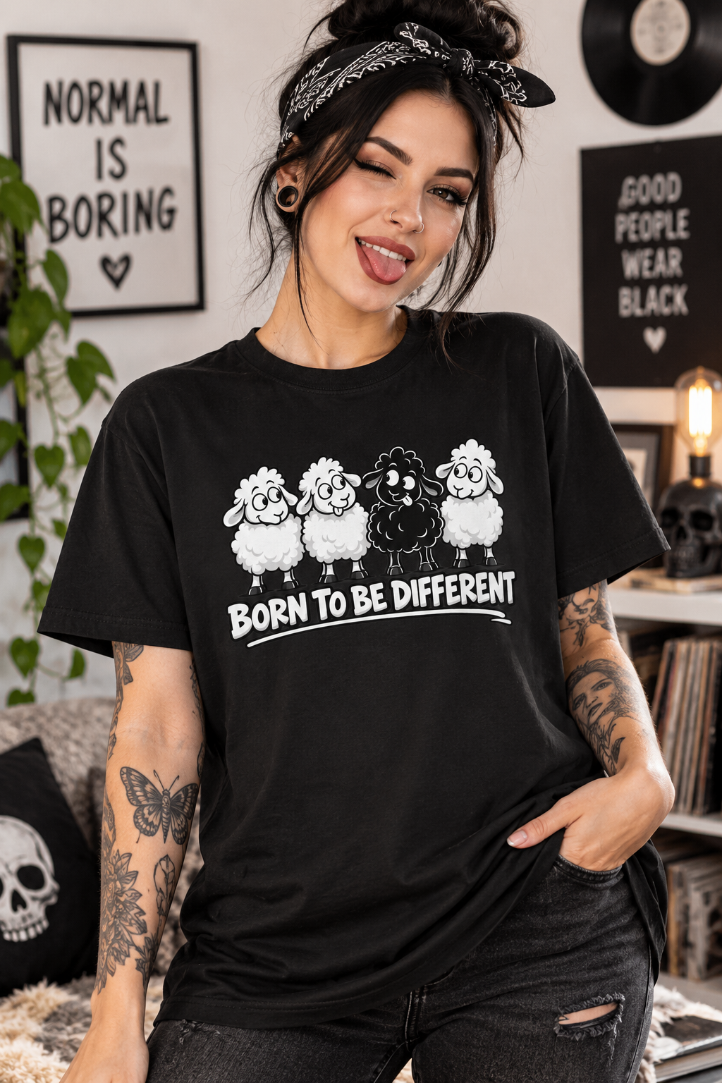 Born to Be Different schwarzes Schaf Statement T-Shirt am Model