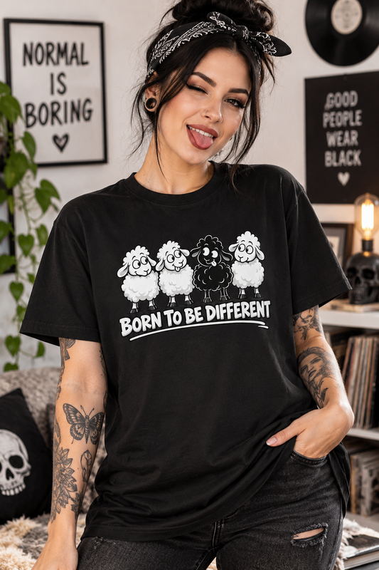 Born to Be Different schwarzes Schaf Statement T-Shirt am Model