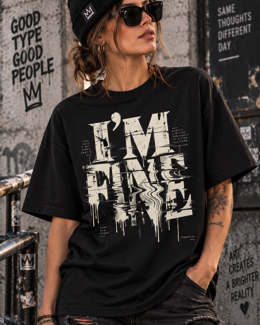 I’m Fine No Filter Statement als Typografie-Motiv auf schwarzem T-Shirt