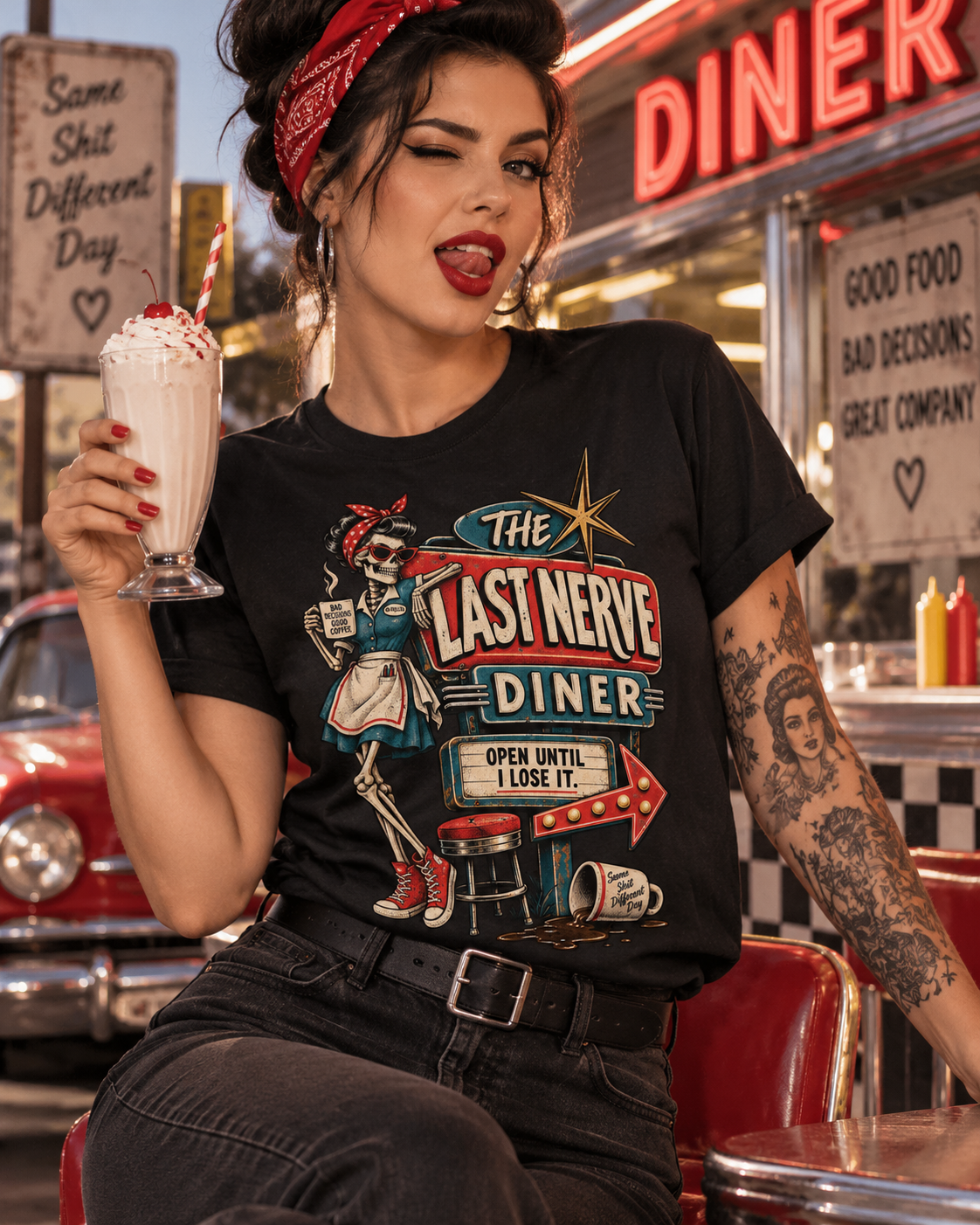 Weibliches Model trägt schwarzes T-Shirt mit Skelett-Kellnerin und Retro-Diner-Schild mit The Last Nerve Diner