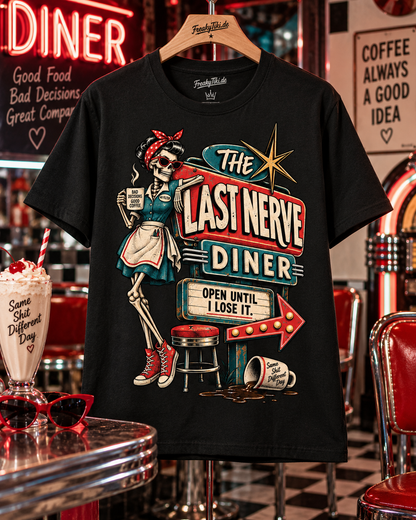 Schwarzes T-Shirt ohne Model mit Skelett-Kellnerin und Retro-Diner-Schild mit The Last Nerve Diner