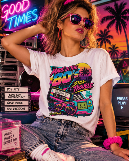 Weibliches Model trägt weißes T-Shirt mit Kassette, Sonnenbrille und Ghettoblaster mit Made in the 80s Still Trouble