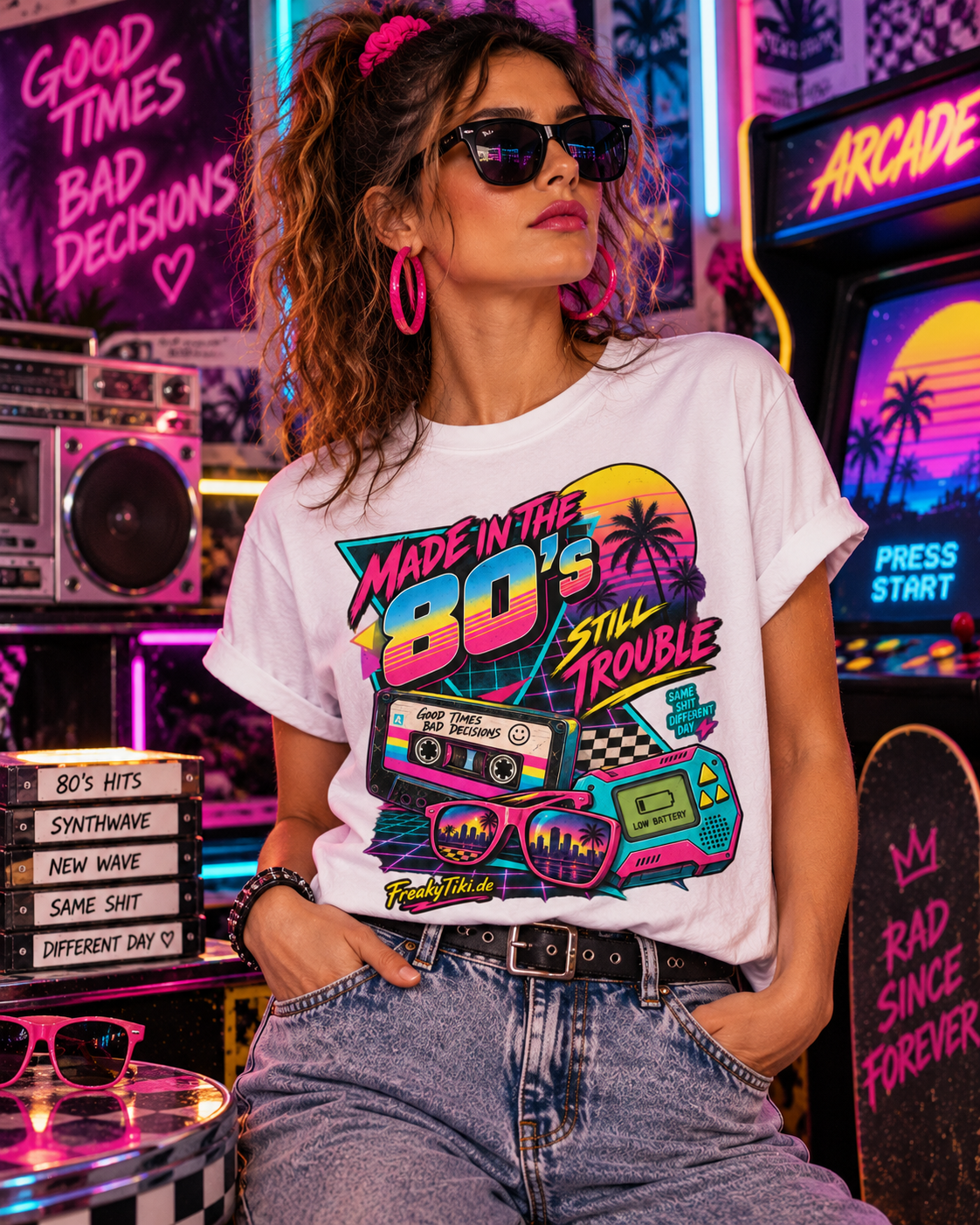 Weibliches Model trägt weißes T-Shirt mit Kassette, Sonnenbrille und Ghettoblaster mit Made in the 80s Still Trouble