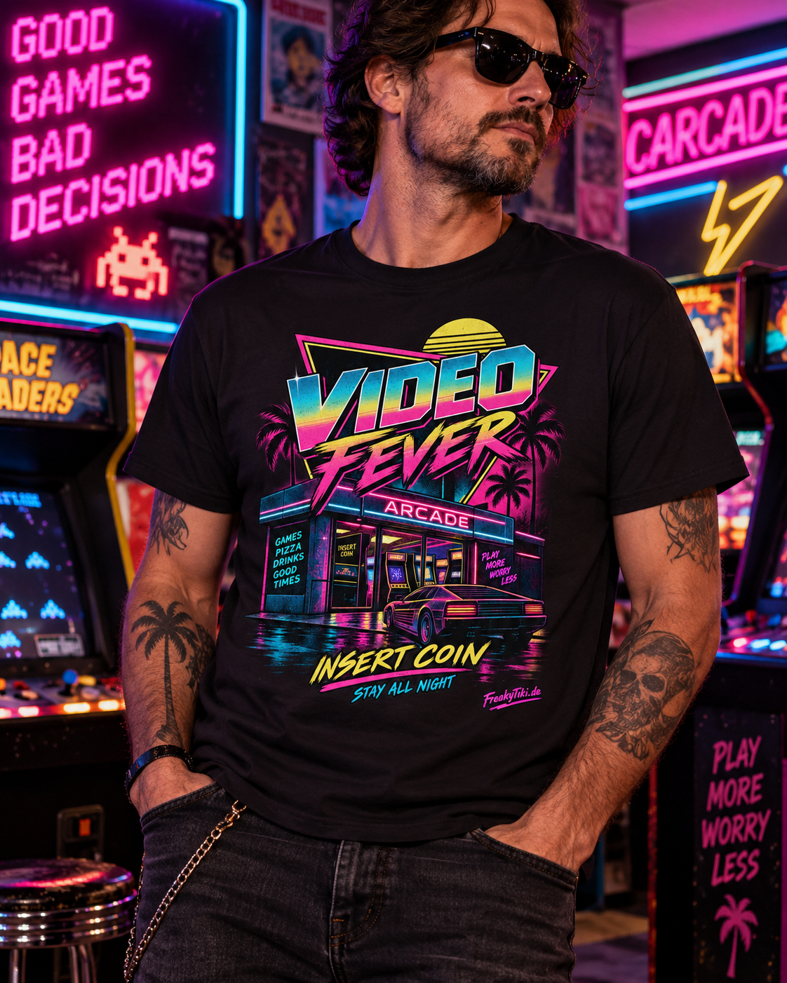 Männliches Model trägt schwarzes T-Shirt mit Neonfarbene Arcade-Fassade mit Video Fever und Insert Coin