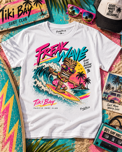Weißes T-Shirt ohne Model mit Surfender Tiki vor einer Welle und Palmen mit Freak Wave und Tiki Bay