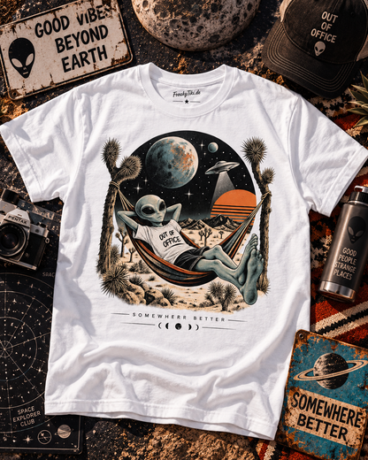 Weißes T-Shirt ohne Model mit Alien in einer Hängematte zwischen Kakteen mit Planeten und Somewhere Better