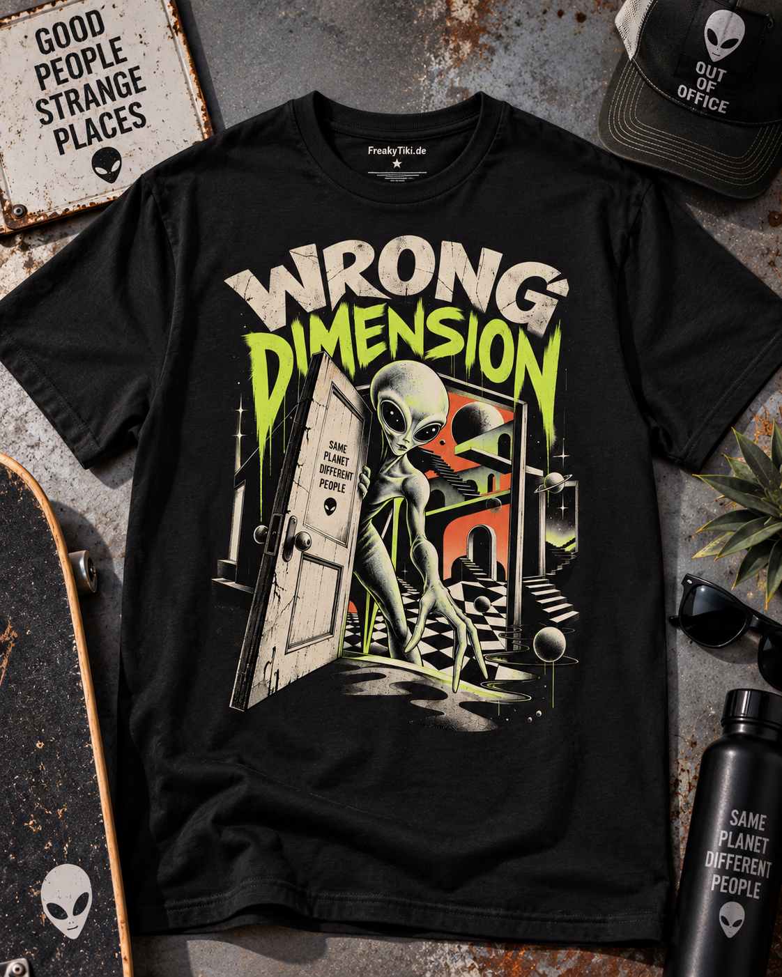 Schwarzes T-Shirt ohne Model mit Alien an einer offenen Portaltür mit Wrong Dimension