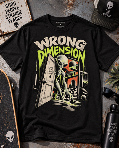 Schwarzes T-Shirt ohne Model mit Alien an einer offenen Portaltür mit Wrong Dimension