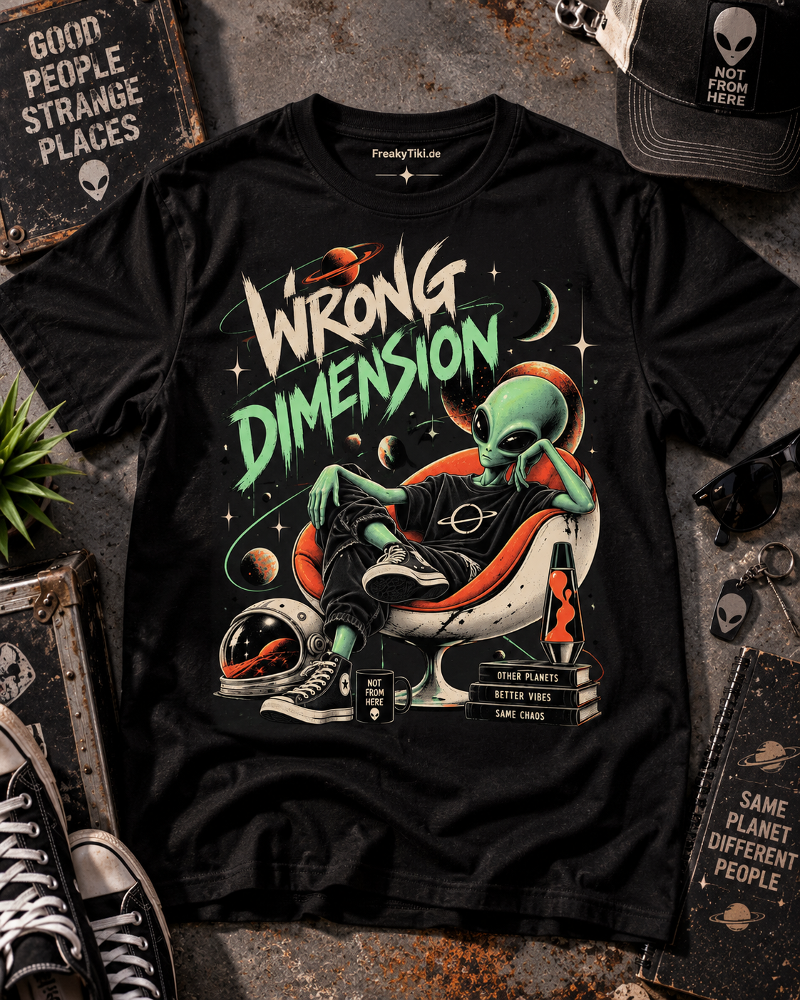 Schwarzes T-Shirt ohne Model mit Alien im orangefarbenen Sessel mit Planeten und Wrong Dimension