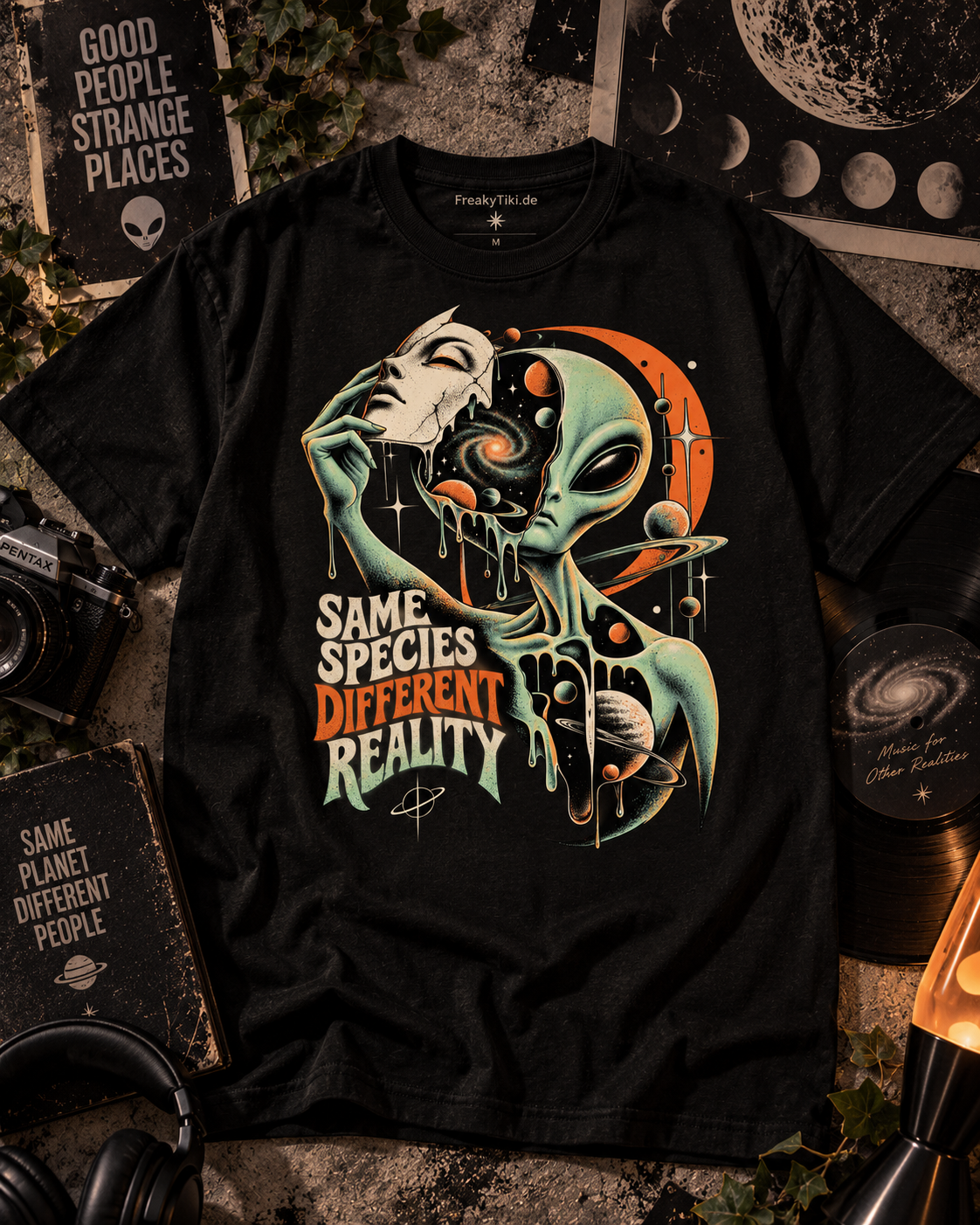 Schwarzes T-Shirt ohne Model mit Alien mit menschlicher Maske und Planeten mit Same Species Different Reality