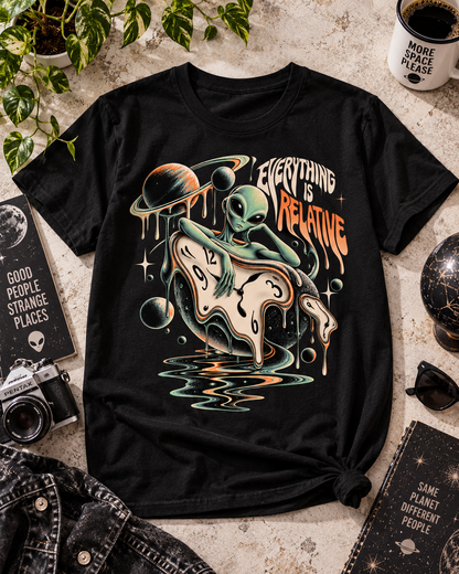 Schwarzes T-Shirt ohne Model mit Alien, zerfließende Uhr und Planeten mit Everything Is Relative