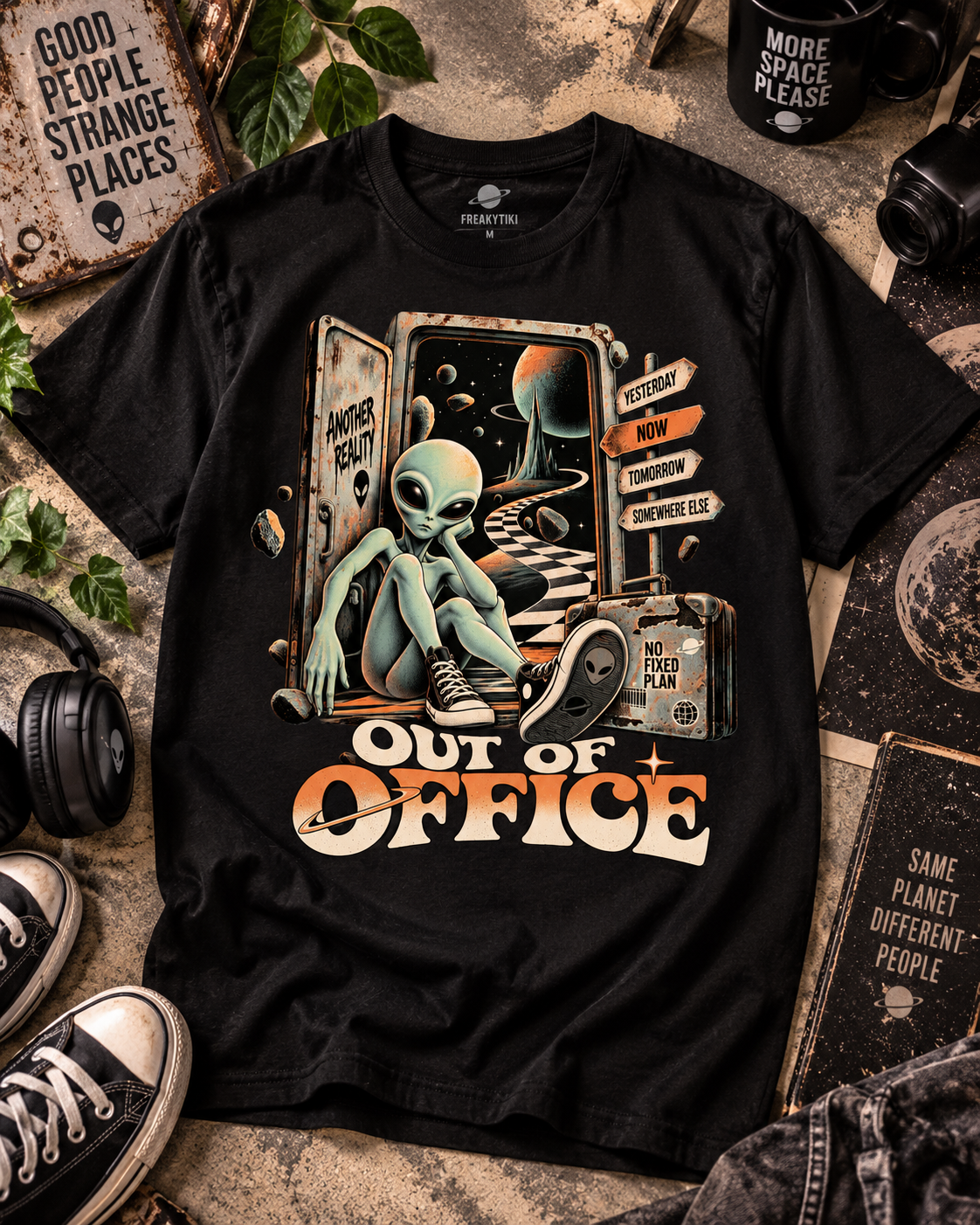 Schwarzes T-Shirt ohne Model mit Entspannter Alien vor einem offenen Weltraumportal mit Out of Office
