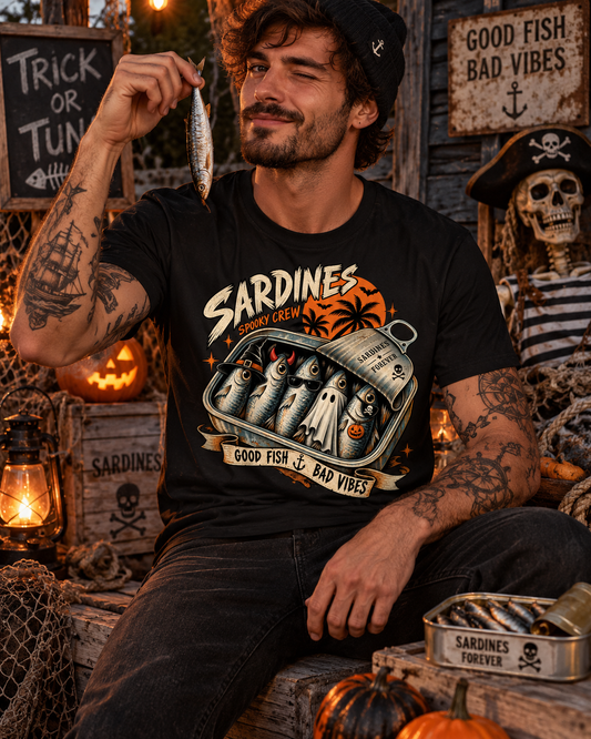 Männliches Model trägt schwarzes T-Shirt mit Sardines Spooky Crew – geisterhafte Sardinen in einer Dose mit Fledermäusen und Palmen