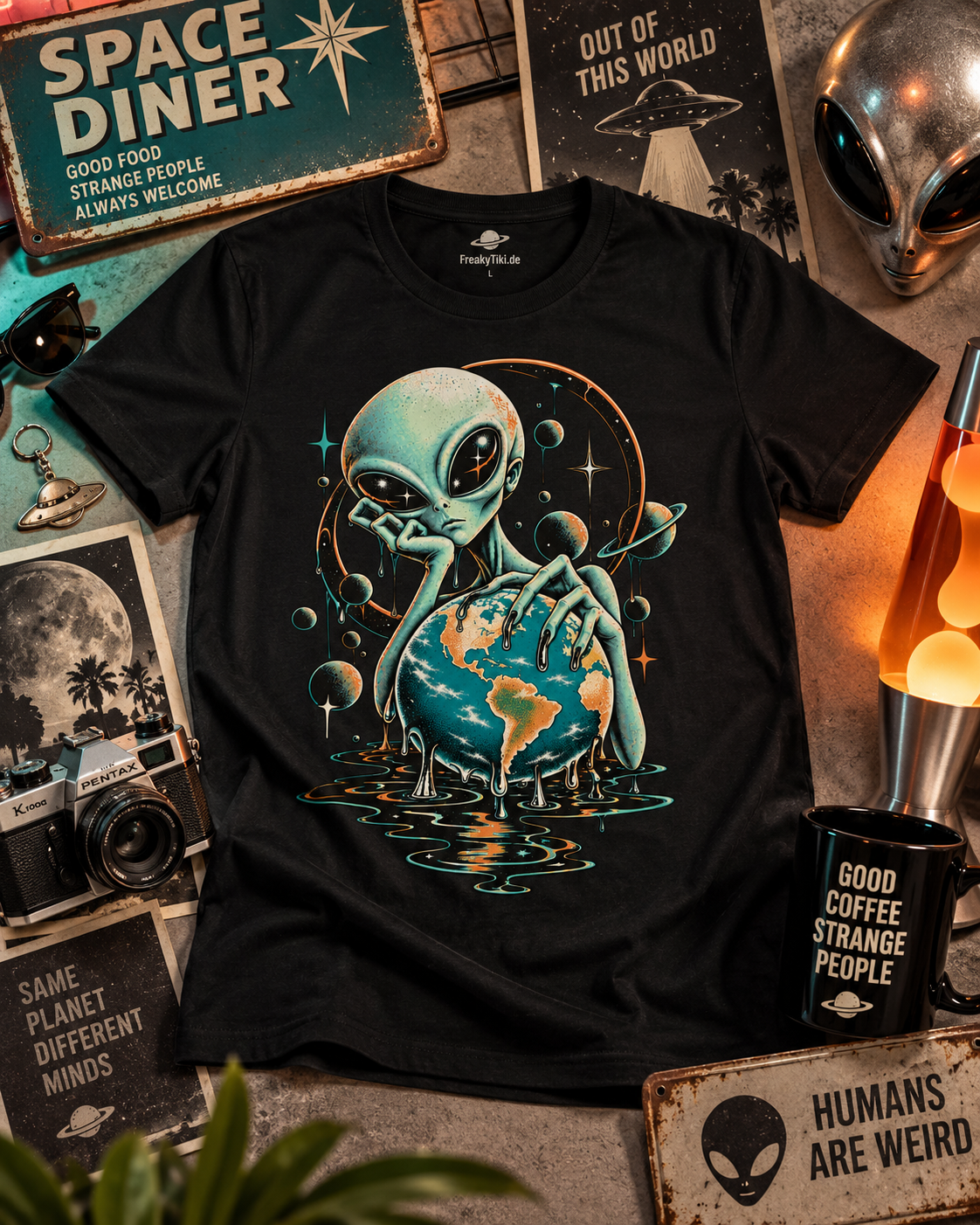 Schwarzes T-Shirt ohne Model mit Alien mit schmelzender Erdkugel und umlaufenden Planeten