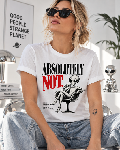 Weibliches Model trägt weißes T-Shirt mit Absolutely Not – schwarze und rote Serifenschrift mit Alien im Sessel
