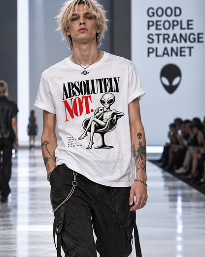 Männliches Model auf dem Laufsteg trägt weißes T-Shirt mit Absolutely Not – schwarze und rote Serifenschrift mit Alien im Sessel