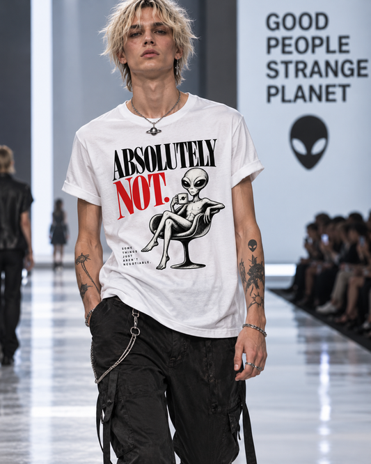 Männliches Model auf dem Laufsteg trägt weißes T-Shirt mit Absolutely Not – schwarze und rote Serifenschrift mit Alien im Sessel