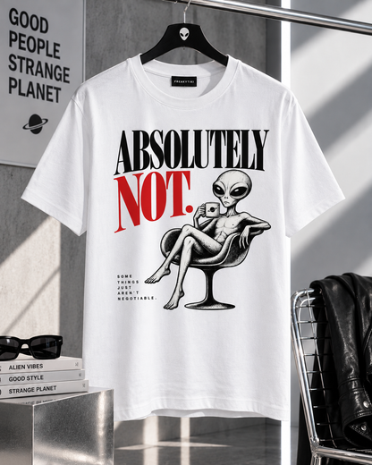 T-Shirt auf einem Kleiderbügel mit Absolutely Not – schwarze und rote Serifenschrift mit Alien im Sessel