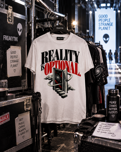 T-Shirt auf einem Kleiderbügel mit Reality Is Optional – schwarze und rote Serifenschrift mit Weltraumportal und Treppe