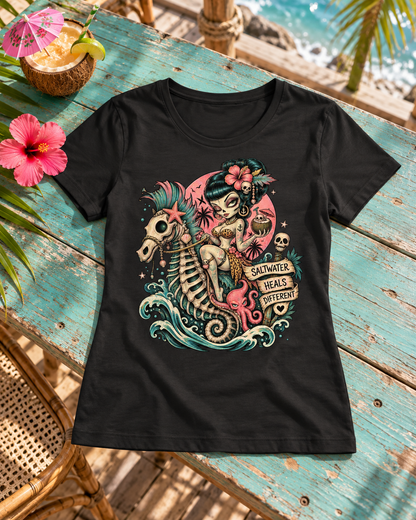 Aloha Skully Girl auf Seepferdchen – Retro Gothic Ladies T-Shirt