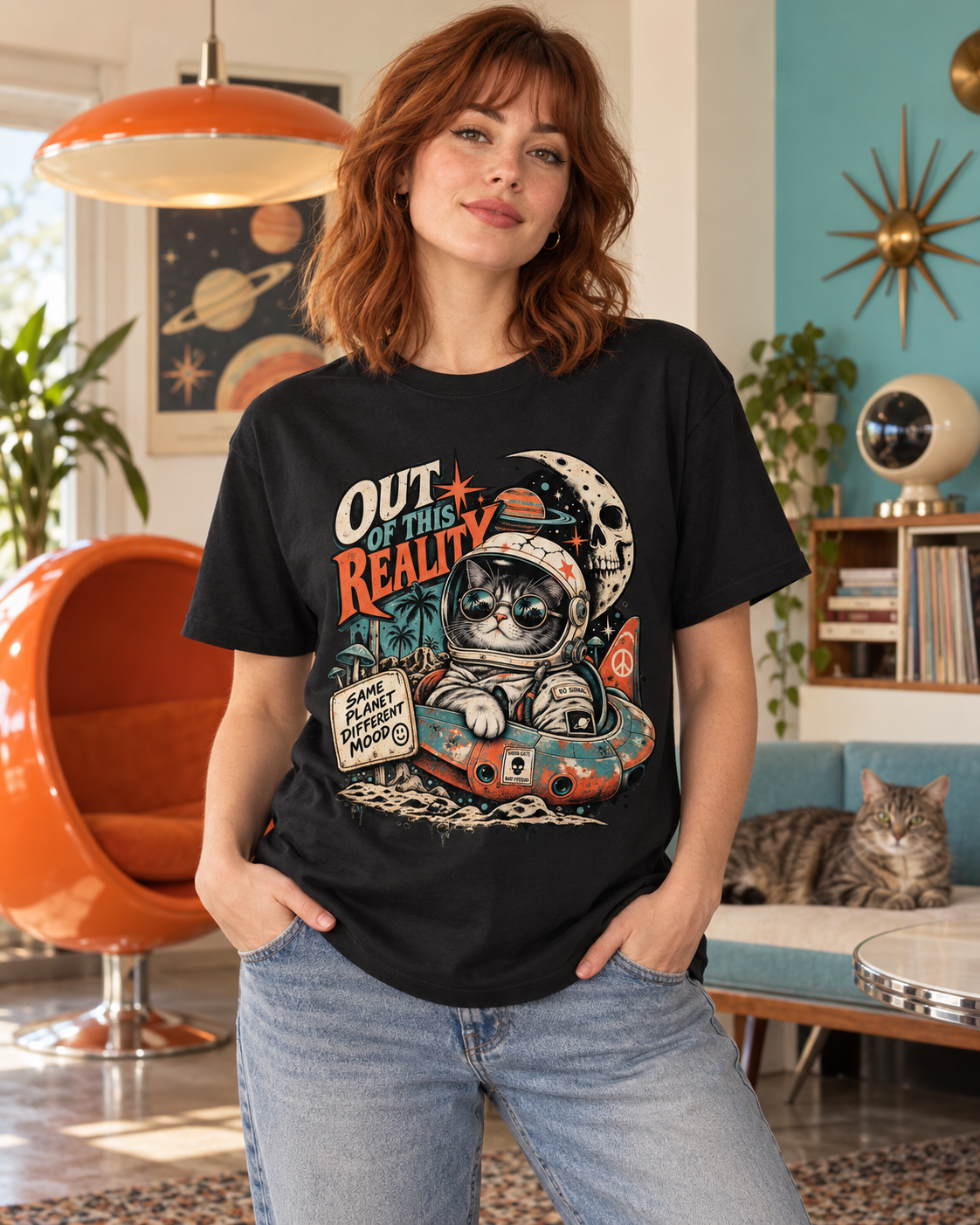 Out of This Reality Aliencore Katzen T-Shirt in inszenierter Produktaufnahme