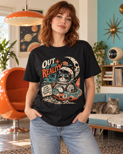 Out of This Reality Aliencore Katzen T-Shirt in inszenierter Produktaufnahme
