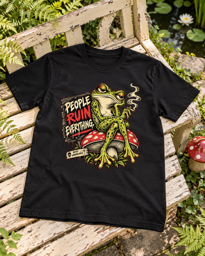 People Ruin Everything Frosch T-Shirt auf einer weißen Gartenbank neben einem Teich