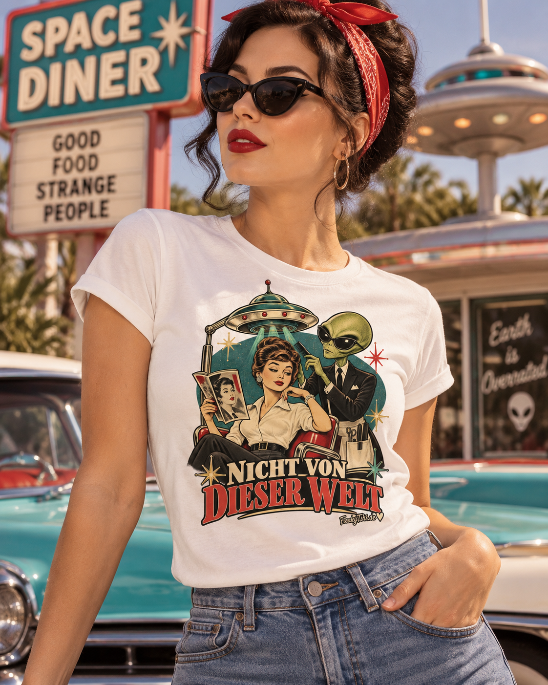 Weibliches Model trägt weißes Ladies T-Shirt mit Retro-Frau, Alien im Anzug und UFO mit Schriftzug Nicht von dieser Welt