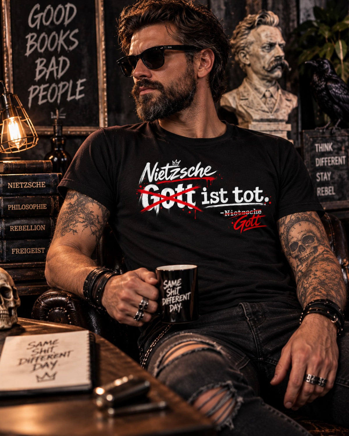 Nietzsche Gott ist tot Philosophie T-Shirt schwarz am Model – FreakyTiki
