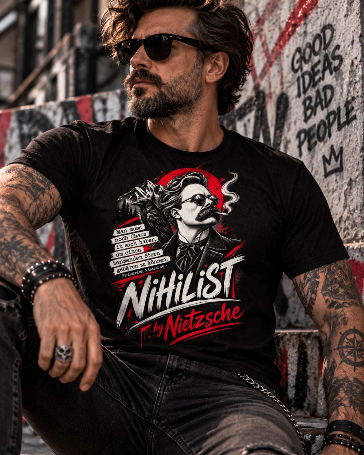 Nietzsche Nihilist Tanzender Stern Philosophie T-Shirt schwarz am Model