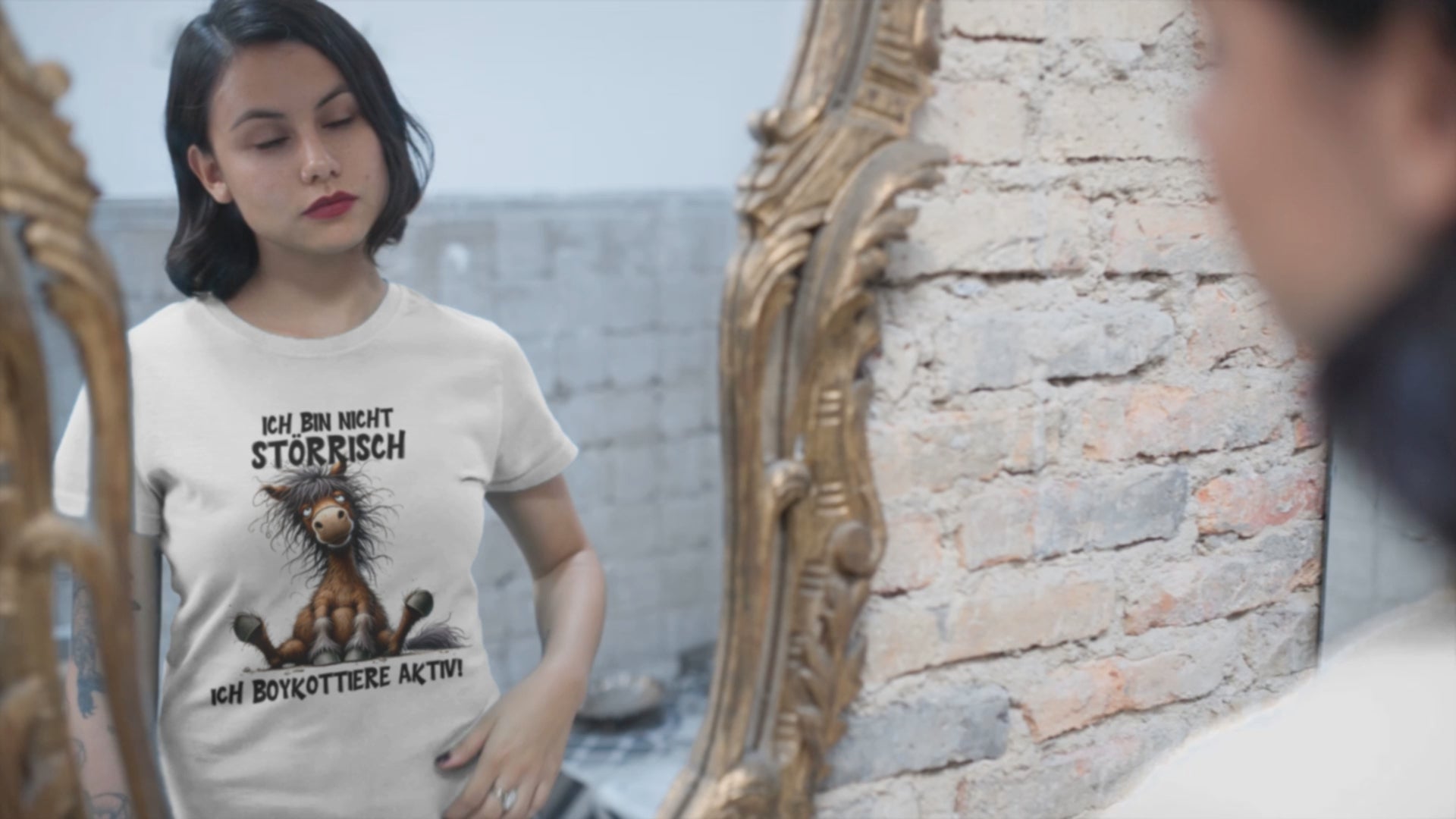 Mödchen vor einem Spiegel,d as sich selbstbewußt durch die Haare streciht. it T-Shirt mit Aufdruck: Ich bin nicht störrisch
