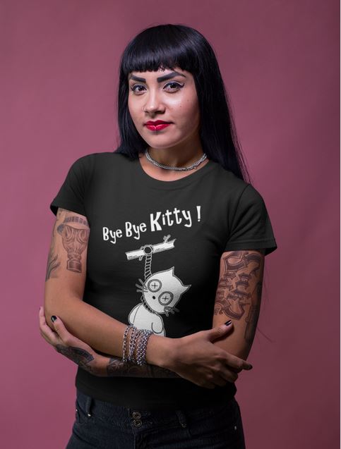 Gothic Frau, tättowiert, trägt Shirt mit Aufschrift "Bye Bye Kitty"