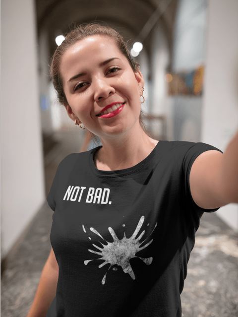 Junge Fau, macht Selfie, trägt schwarzes T-Shirt mit weißem Schriftzug „Not bad“ 