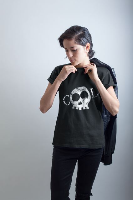 Junger Mann trägt ein T-Shirt mit Skull und Schriftzug „Cool“, düsteres Gothic Statement Design.