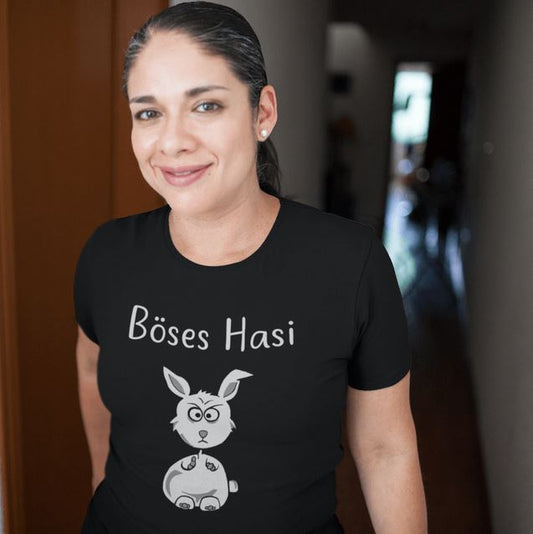 Mödchen trägt schwarzes Shirt mit Hasen Comic und Aufschrift Böses Hasi.