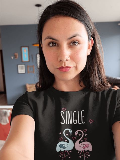 Frau mit schwarz Shirt mit Flamingos