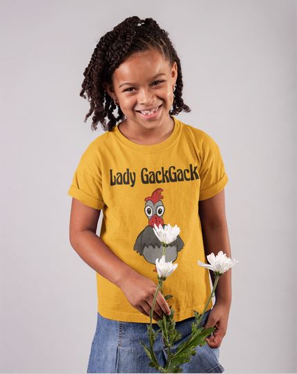 Kind trägt gelbes Shirt mit verrückter Henne und Schriftzug Lady Gackgack