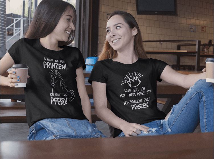 Zwei Mädchen, lachend, mit Pferdeshirts