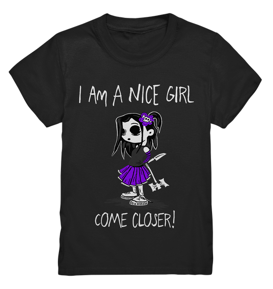 Kids T-Shirt mit frechem Gothic-Mädchen und Spruch „I am a nice girl. Come closer!“ – verspielt, cool und kindgerecht frech.