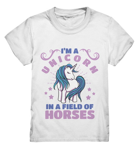 Weißes Kids T-Shirt mit pastellfarbenem Einhorn und Spruch „I’m a unicorn in a field of horses“ – zauberhaft und einzigartig.

