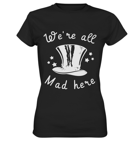 Schwarzes Ladies T-Shirt mit weißem Schriftzug „We’re all mad here“ und Zylinder-Motiv auf der Vorderseite