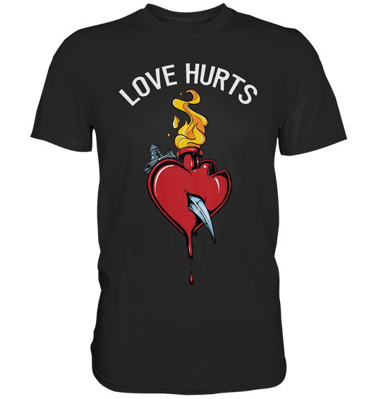 Schwarzes T-Shirt mit blutendem Herz, Dolch und dem Schriftzug „Love Hurts“ im klassischen Tattoo-Stil – Retro-Romantik mit Biss.