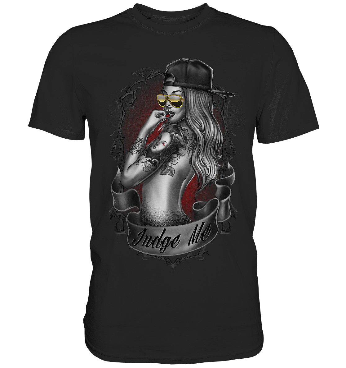 Schwarzes T-Shirt mit tätowiertem Gothic Girl und Spruch „Judge me“ – starkes Motiv für selbstbewusste Charaktere.

