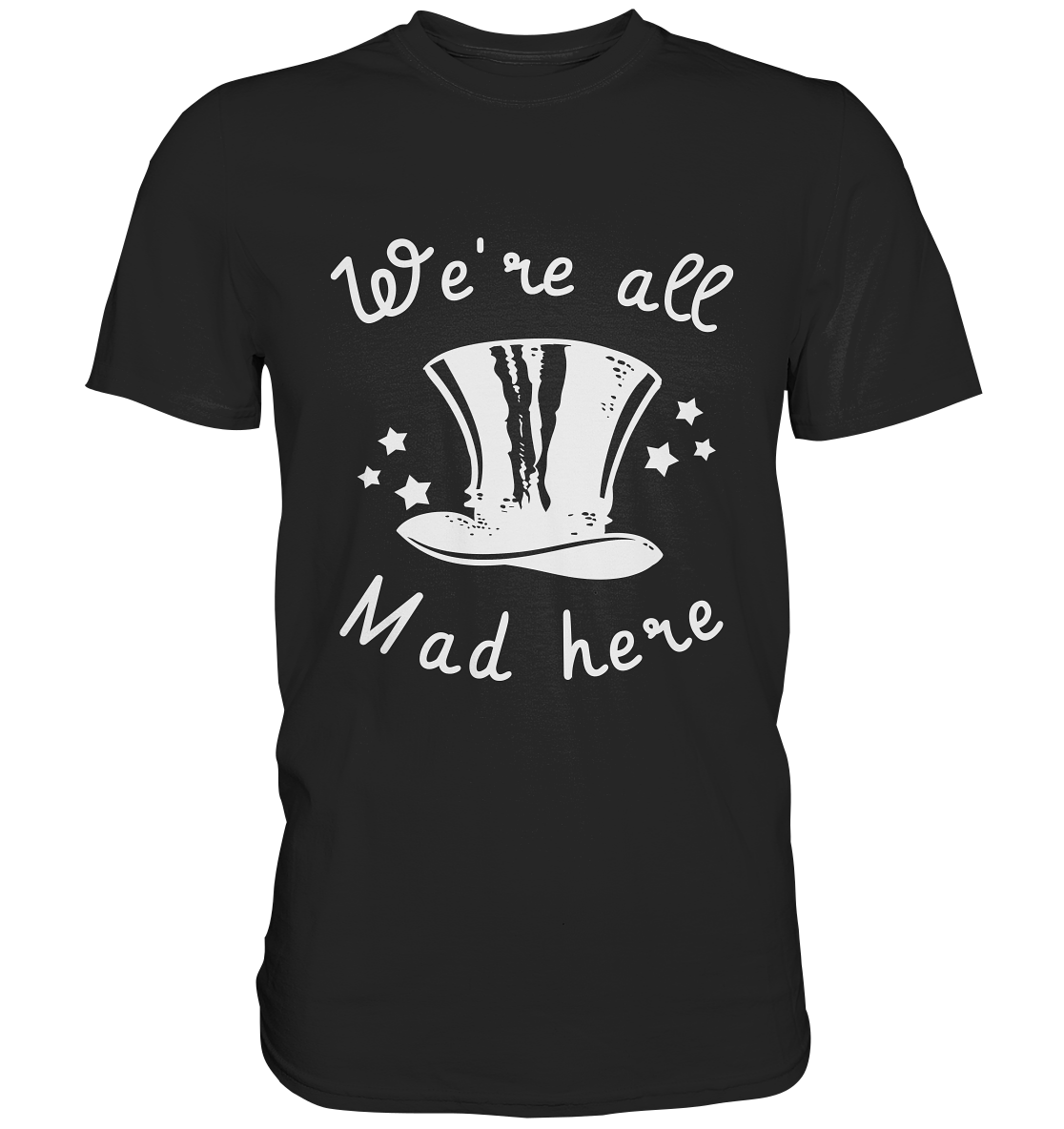 Schwarzes T-Shirt mit weißem Schriftzug „We’re all mad here“ und Zylinder-Motiv auf der Vorderseite