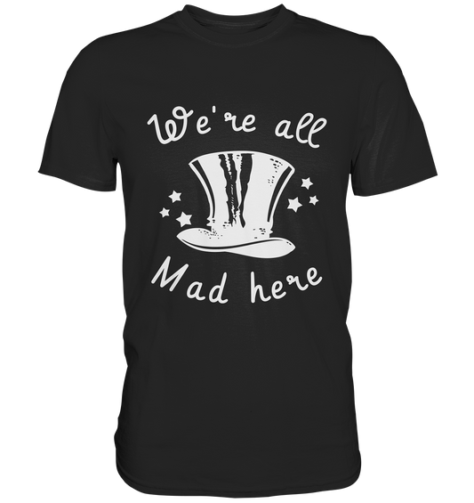 Schwarzes T-Shirt mit weißem Schriftzug „We’re all mad here“ und Zylinder-Motiv auf der Vorderseite